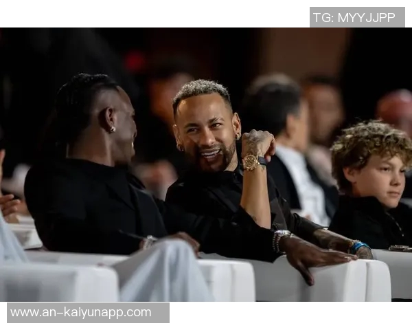 内马尔向里瓦尔多赠送签名球衣并晒合影表达对偶像的敬意 内马尔向里瓦尔多赠送签名球衣并晒合影表达对偶像的敬意